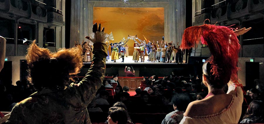 20250329_Ro_10_LElisirDAmore_Scena900x422_phLorisSlaviero 20250329_Ro_10_LElisirDAmore_Scena900x422_phLorisSlaviero
