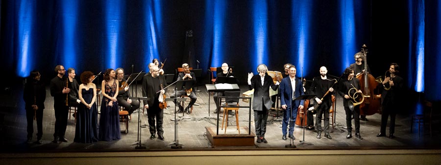 20250331_Fe_08_SerenataDAmore-FedericoMariaSardelli_Saluti900x337_phMarcoCaselliNirmal 20250331_Fe_08_SerenataDAmore-FedericoMariaSardelli_Saluti900x337_phMarcoCaselliNirmal